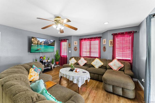 240 Ledgewood Ln, San Diego CA: https://media.crmls.org/mediaz/a7a9c05a-cb83-43de-81f4-1e37e611d5bd.jpg