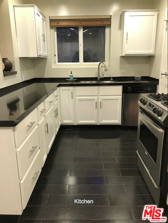 1219 SUNSET PLAZA Drive, West Hollywood CA: https://media.crmls.org/mediaz/a7ab9ed3-e75e-4fc4-990a-8c309e23e4f1.jpg