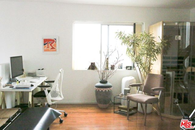 531 Venice Way, Venice CA: https://media.crmls.org/mediaz/a7ac4e32-b92c-45e3-8a0c-a432a71cce23.jpg