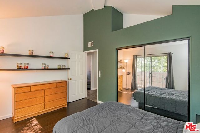9400 Noble Avenue, North Hills CA: https://media.crmls.org/mediaz/a7aca6d9-5105-4e0a-890c-43e2a3557108.jpg