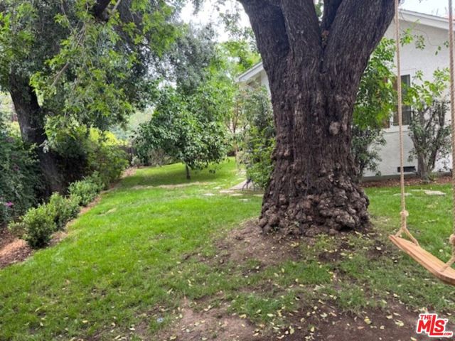 6827 Bianca Avenue, Lake Balboa CA: https://media.crmls.org/mediaz/a7ada12c-f04a-4b89-8a0e-826d0efc3779.jpg