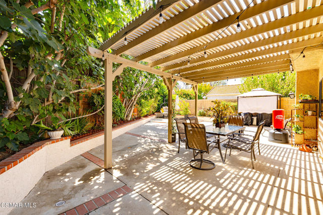 2124 Snowberry Court, Simi Valley CA: https://media.crmls.org/mediaz/a7ae5edc-2af1-48fb-b2b0-74684135bb1d.jpg