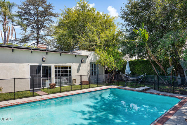11074 Emelita Street Street, Los Angeles CA: https://media.crmls.org/mediaz/a7ae63b5-3e65-45c4-8383-1d1023d4189e.jpg