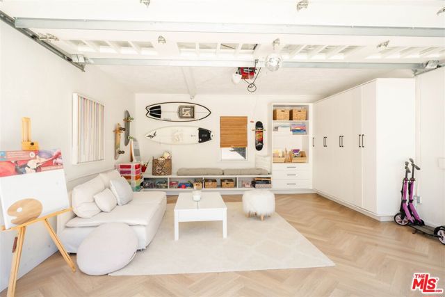 10736 Le Conte Avenue, Los Angeles CA: https://media.crmls.org/mediaz/a7ae6f64-228b-45a3-ad00-a5538c6f62fb.jpg