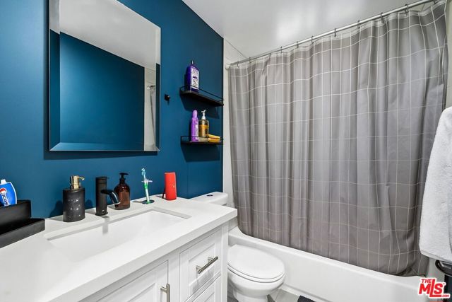 5342 Lemon Grove Avenue, Los Angeles CA: https://media.crmls.org/mediaz/a7af420c-7736-4f26-864a-c378b18f3981.jpg