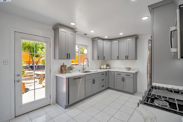 5232 Proctor Road, Castro Valley CA: https://media.crmls.org/mediaz/a7af65ae-2949-4574-ab88-1edcd67b3844.jpg