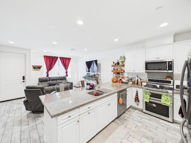 Detail Gallery Image 3 of 38 For 1922 Corte Zafiro #136,  Chula Vista,  CA 91913 - 3 Beds | 2/1 Baths