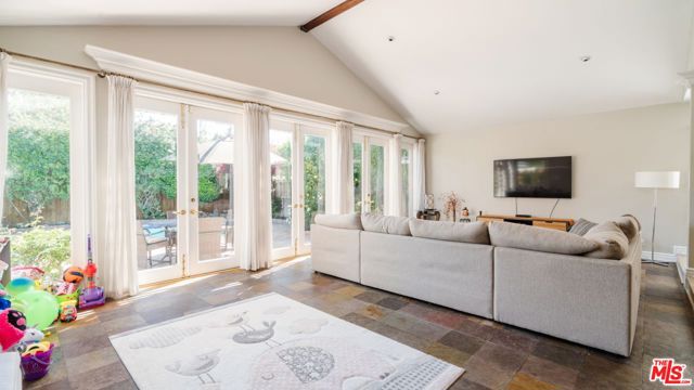 13618 ADDISON Street photo 7
