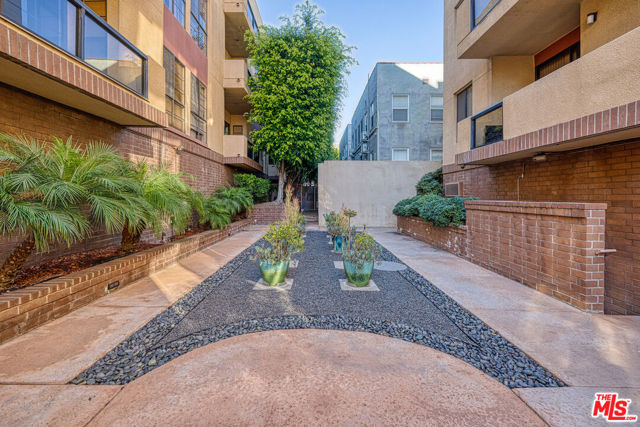 235 S Tower Drive, Beverly Hills CA: https://media.crmls.org/mediaz/a7b02795-4ff1-484e-98a4-08185330c5ff.jpg