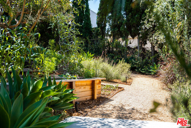 864 Sanborn Avenue, Los Angeles CA: https://media.crmls.org/mediaz/a7b0697e-aa75-48e6-a12f-9b1237235e40.jpg