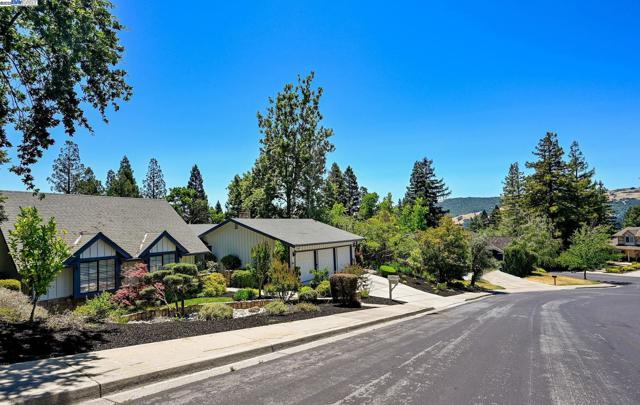 211 Arthur Ct, Danville CA: https://media.crmls.org/mediaz/a7b0a87f-5515-4fa7-8a64-8d06fd8ea161.jpg