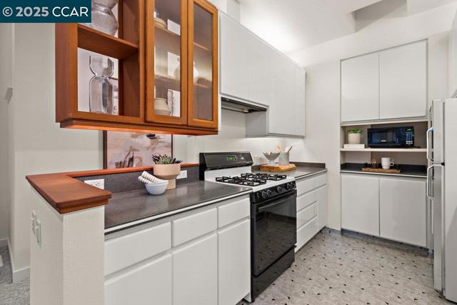 39 El Toyonal, Orinda CA: https://media.crmls.org/mediaz/a7b173cc-b35a-4e5d-93f0-a8f942b35389.jpg