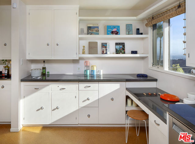 7400 Pyramid Place, Los Angeles CA: https://media.crmls.org/mediaz/a7b21e66-59cd-4d10-85e4-fecbb2b397a3.jpg