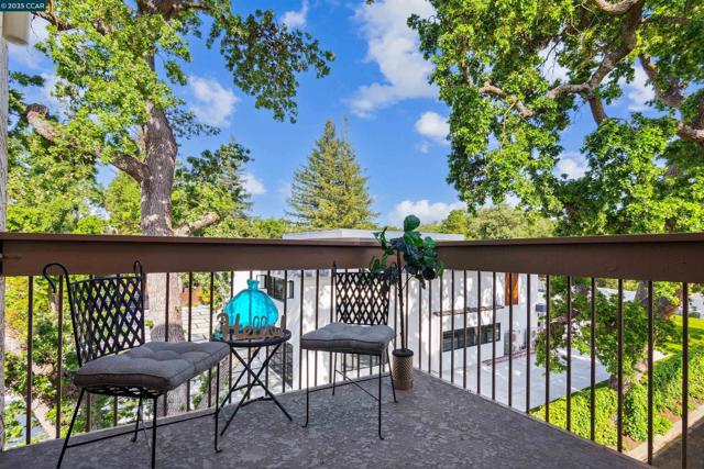 1731 S Villa Way, Walnut Creek CA: https://media.crmls.org/mediaz/a7b263dc-77bc-4315-8f81-1d99cd5e100f.jpg