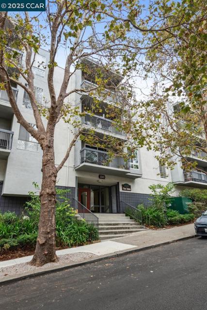 150 Pearl St, Oakland CA: https://media.crmls.org/mediaz/a7b2a03f-20ee-4500-8186-f384c96d9941.jpg