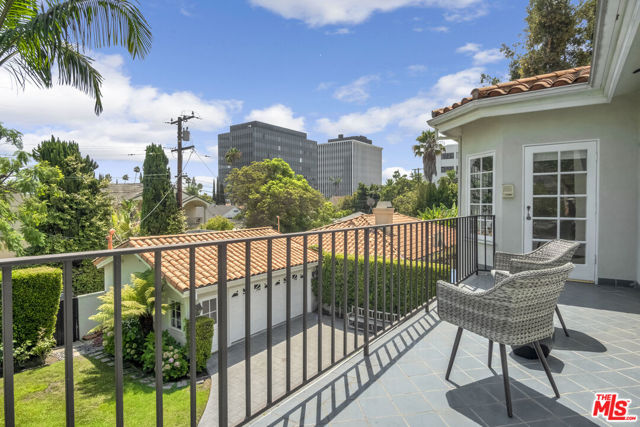 116 N Palm Drive, Beverly Hills CA: https://media.crmls.org/mediaz/a7b2dd14-0a9e-463a-ab45-4f058676d13a.jpg