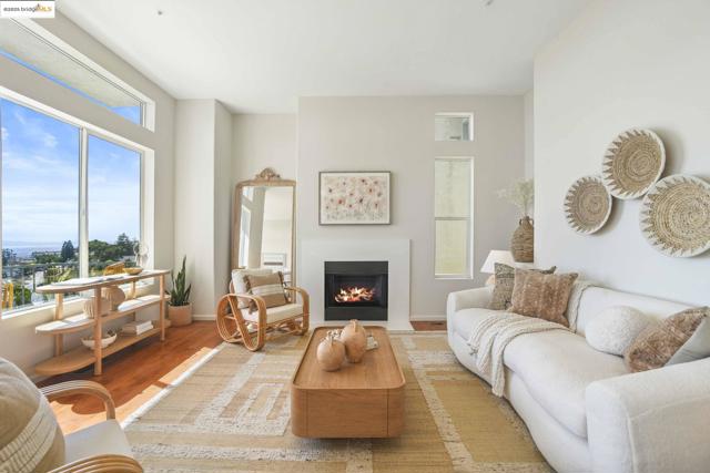 661 Via Rialto, Oakland CA: https://media.crmls.org/mediaz/a7b3545d-acc2-449d-ba3c-bec2a18fffdc.jpg