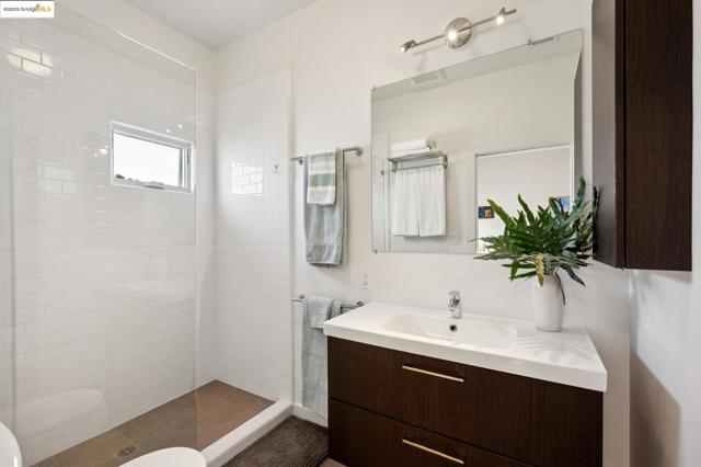 485 Hardy St, Oakland CA: https://media.crmls.org/mediaz/a7b41deb-0944-4d0f-b1d5-7154459a3ee8.jpg