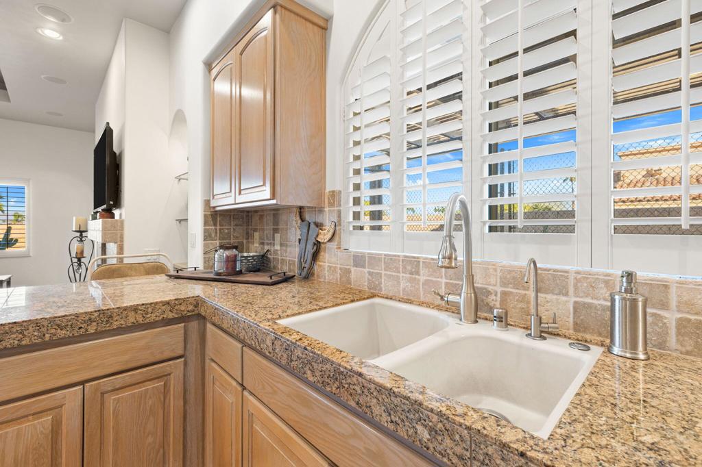 https://media.crmls.org/mediaz/a7b4b077-b8b0-4e4c-8ef5-377fe5973fba.jpg?preset=X-Large