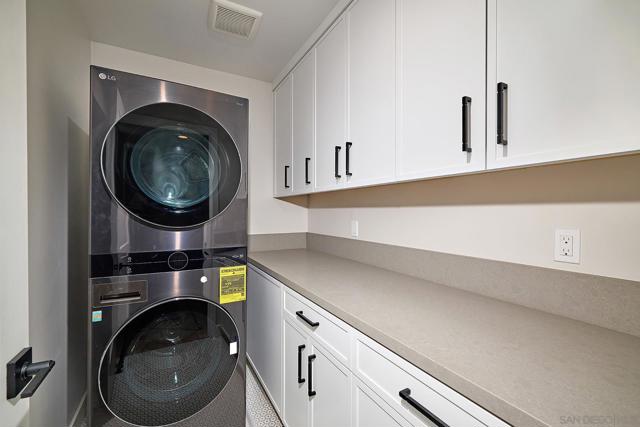 569 N Vulcan Ave, Encinitas CA: https://media.crmls.org/mediaz/a7b56d1b-3136-4422-8ed2-d922822fd629.jpg