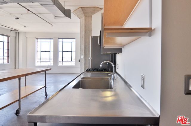 315 E 8th Street, Los Angeles CA: https://media.crmls.org/mediaz/a7b5fb56-67ba-473c-bc12-e3b9cc1650d5.jpg