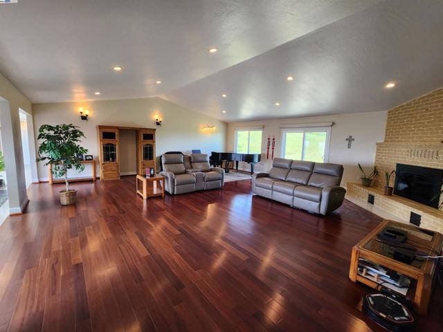 41794 Vargas Rd, Fremont CA: https://media.crmls.org/mediaz/a7b631d2-ad04-4b91-aa37-534fabbfc47b.jpg