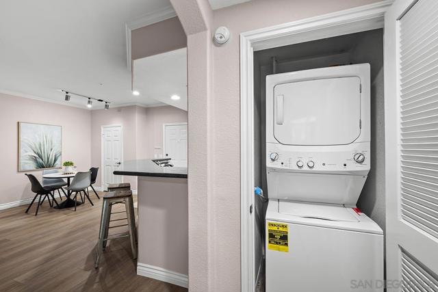 4165 Executive Dr, La Jolla CA: https://media.crmls.org/mediaz/a7b64f72-d35b-4d98-a974-12903eb1b170.jpg