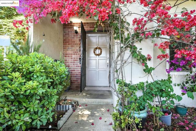 1814 Wildbrook CT, Concord CA: https://media.crmls.org/mediaz/a7b75275-e806-4507-9581-156d1f089194.jpg