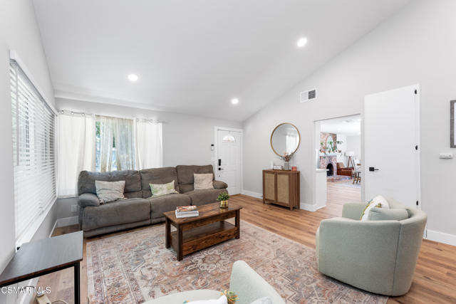 3268 Hilldale Avenue, Simi Valley CA: https://media.crmls.org/mediaz/a7b7f309-3a8d-4dd8-af67-b4757934f1ce.jpg