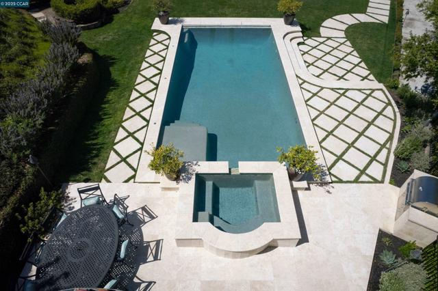 42 Tappan Ln, Orinda CA: https://media.crmls.org/mediaz/a7b7f813-440f-453c-94d0-d261ca32163d.jpg