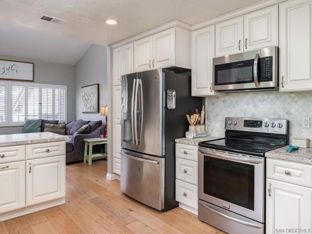 1833 Wintergreen Gln, Escondido CA: https://media.crmls.org/mediaz/a7b7f816-d275-4465-a453-37b6d3c4789b.jpg