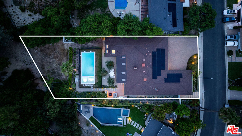 https://media.crmls.org/mediaz/a7b98042-b30d-44e4-93bd-cff3749b8736.jpg?preset=X-Large