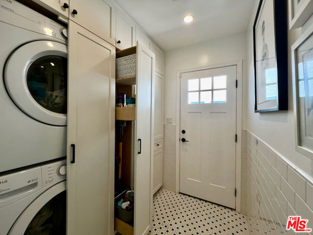 18033 Rosita Street, Encino CA: https://media.crmls.org/mediaz/a7ba9b61-fcc2-449b-a4d7-02bea571d0f4.jpg