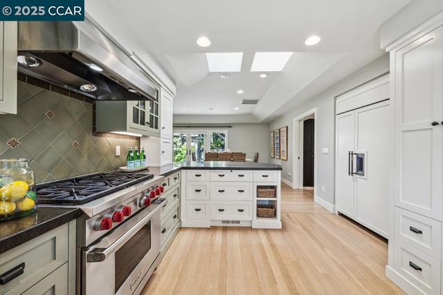 390 Castello Rd, Lafayette CA: https://media.crmls.org/mediaz/a7babb08-9f4d-4ea7-822e-3158cc8c62f9.jpg