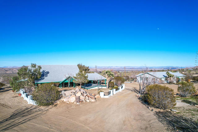 59800 Onaga Trail, Joshua Tree CA: https://media.crmls.org/mediaz/a7bb8c1d-370d-40db-a6c5-9c48a36ff986.jpg