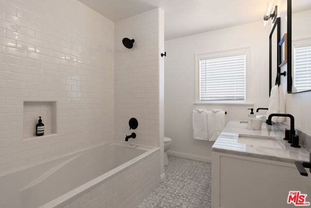 3864 3rd Avenue, Los Angeles CA: https://media.crmls.org/mediaz/a7bc6b74-5667-4f46-bbe2-cdc31554776a.jpg