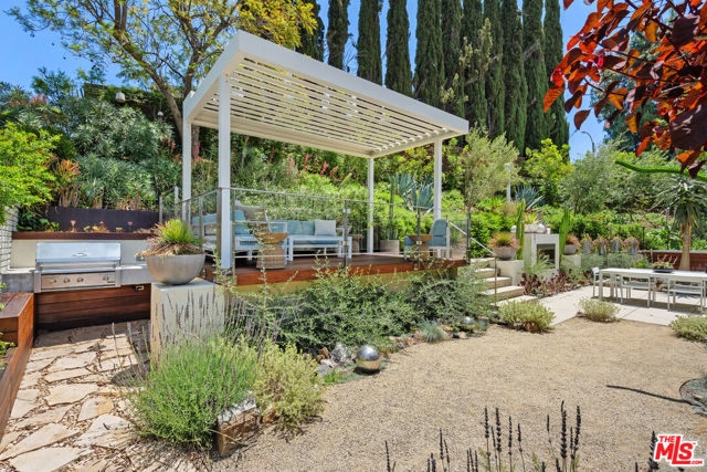 11575 Dona Dorotea Drive, Studio City CA: https://media.crmls.org/mediaz/a7be410e-e16c-4e97-8125-8b4973f3c8ca.jpg