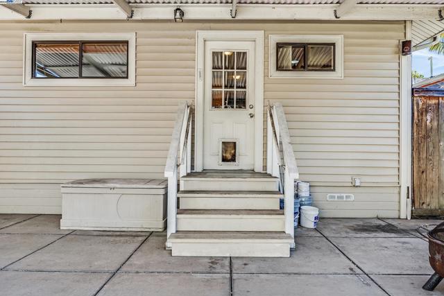 1137 Post St, Alameda CA: https://media.crmls.org/mediaz/a7be7895-6964-4b18-aa68-a93e80d053ac.jpg