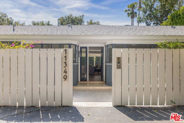 11349 Canton Drive, Studio City CA: https://media.crmls.org/mediaz/a7becd8c-c380-4922-8cbf-5f3c45a6dadd.jpg