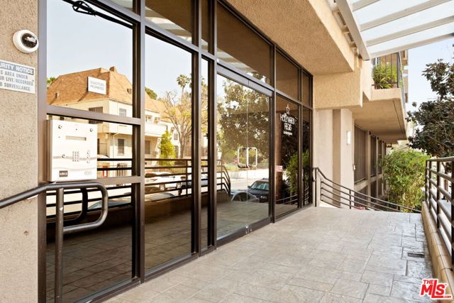 7320 Hawthorn Avenue, Los Angeles CA: https://media.crmls.org/mediaz/a7bfefa9-7106-4ad8-b904-6948e574227b.jpg