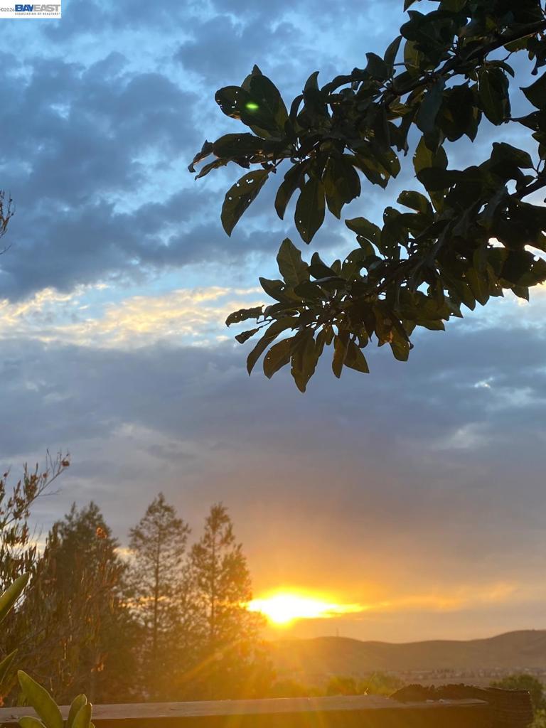 https://media.crmls.org/mediaz/a7c0623d-18a9-410a-bd82-ba5d8bd93a31.jpg?preset=X-Large