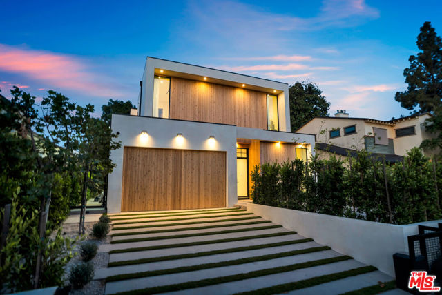 4046 Shadyglade Avenue, Studio City CA: https://media.crmls.org/mediaz/a7c1e40b-e18a-416c-bf99-27a9effe2cd4.jpg