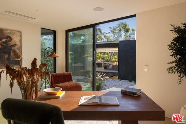 29200 Larkspur Lane, Malibu CA: https://media.crmls.org/mediaz/a7c1f094-9707-40c7-a75e-a85e7b797678.jpg