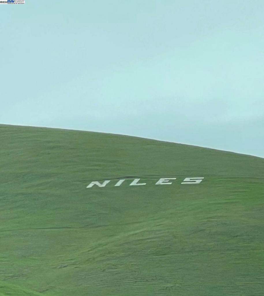 https://media.crmls.org/mediaz/a7c27a0a-1646-47d3-a3c4-9bff7b202d50.jpg?preset=X-Large