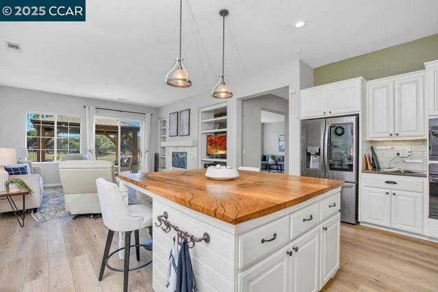 2560 Risebridge Ct, Brentwood CA: https://media.crmls.org/mediaz/a7c29050-b17a-420b-905a-b2b61791cd80.jpg