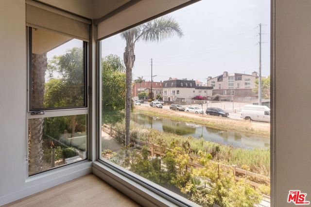 310 Washington Boulevard, Marina del Rey CA: https://media.crmls.org/mediaz/a7c2fa8c-4034-455e-a5d7-9a70c9f90f99.jpg