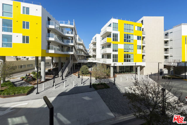 2929 pennsylvania Avenue, Santa Monica CA: https://media.crmls.org/mediaz/a7c3decb-4067-4a97-b6df-5755020fd31f.jpg