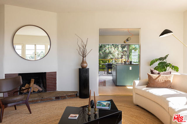1333 E Palmer Avenue, Glendale CA: https://media.crmls.org/mediaz/a7c49d1b-7670-4d56-8950-252c3d8debac.jpg