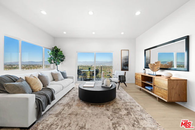 11725 Laurelwood Drive, Studio City CA: https://media.crmls.org/mediaz/a7c529e6-4d53-4160-baba-88c7060a5a7c.jpg