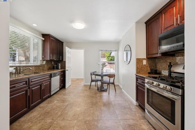 2643 99Th Ave, Oakland CA: https://media.crmls.org/mediaz/a7c55888-d820-43b3-9af0-2596a524aa6d.jpg